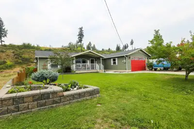 Discover this beautifully maintained 3-bedroom, 2-bathroom home in the desirable Glentanna Ridge com...
