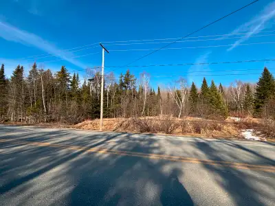 Stratford, Estrie. Situé à proximité du Lac Aylmer, très grand terrain zoné BLANC de 163 524 pi.ca (...