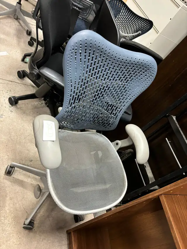 Herman Miller Mirra Chair(Fixed Arms)-Excellent Condition!62863277762305124