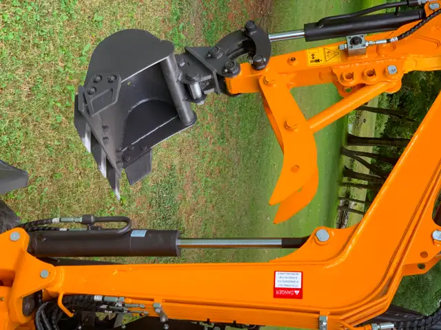 Mini Excavator with 13.5HP Kubota diesel engine for sale in Other in City of Toronto - Image 10