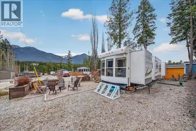 Welcome to your perfect mountain escape at Valleys Edge Retreat in Edgewater, BC. This exceptional c...
