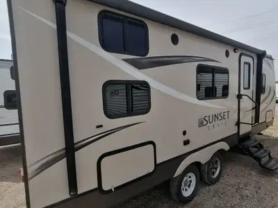 See Dealer Website for Details. 2016 CROSSROADS SUNSET ULTRA-LITE 221BH .