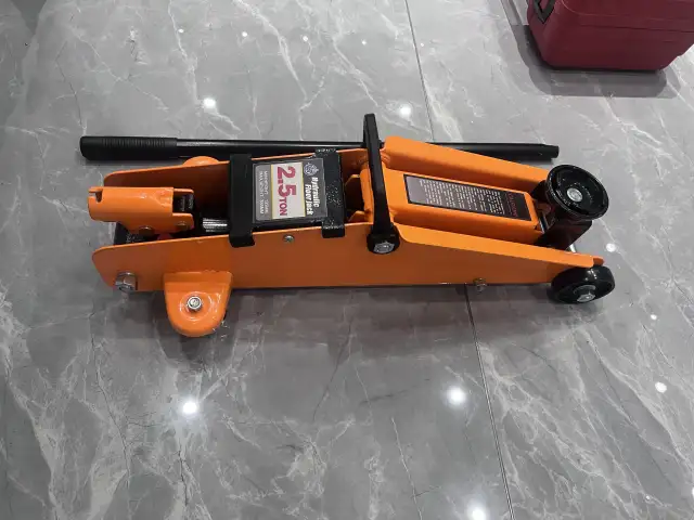 NEW 5500 LBS STEEL HYDRAULIC FLOOR JACK 2.5 TON 25TFJ in Heavy Equipment Parts & Accessories in Regina - Image 3