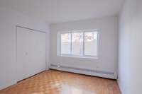Akelius one bedroom apartment for rent. Located near Av. Wilderton in the Notre-Dame-De-Grace neighb... (image 5)