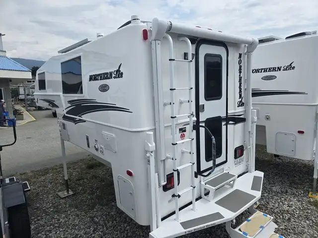2026 Northern Lite Limited Edition 8-11EXLEWB Face-to-Face Dinet in Travel Trailers & Campers in Penticton - Image 6