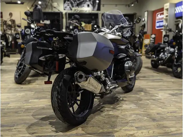 2018 BMW R 1200 RS // Frozen Bronze Metallic/Black Storm Metalli in Sport Bikes in Winnipeg - Image 12