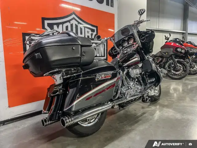 2006 Harley-Davidson FLHTCUSE CVO ULTRA CLASSIC in Sport Touring in Calgary - Image 8