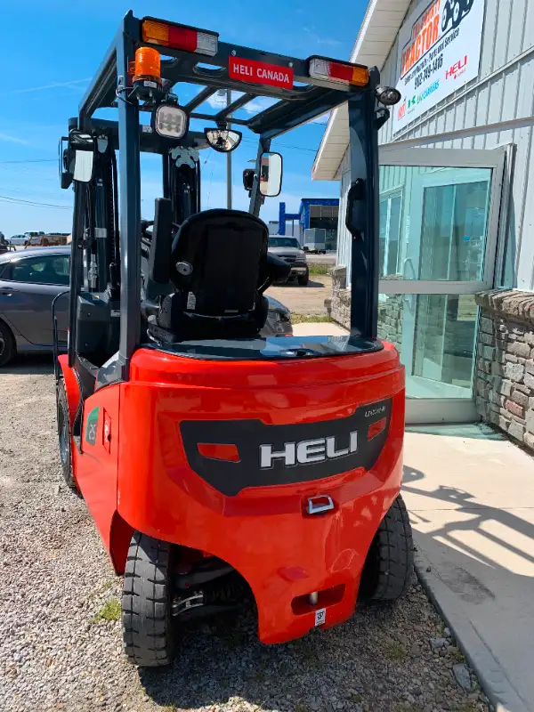 New Heli 5000 lb Lithium with onboard Charging in Other in Yarmouth - Image 5
