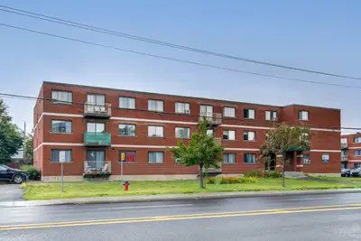 On a un 4 1/2 disponible pour juin Services inclus: - chauffage - eau-chaude - taxe d'eau - concierg...