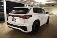 This Volkswagen TIGUAN has a dependable Intercooled Turbo Regular Unleaded I-4 2.0 L/121 engine powe... (image 5)