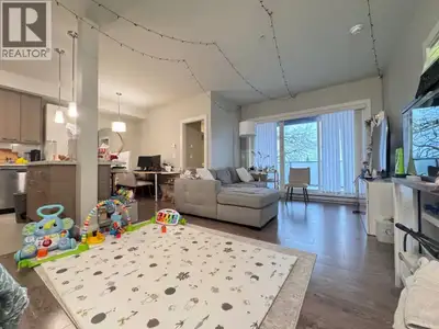 Spacious, South East facing open floor plan home features 2 bedrooms and 2 bathrooms. 9' ceilings, a...