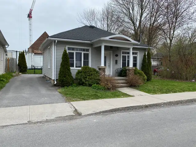 3 Bedroom House Downtown Kingston, Walk to Queens