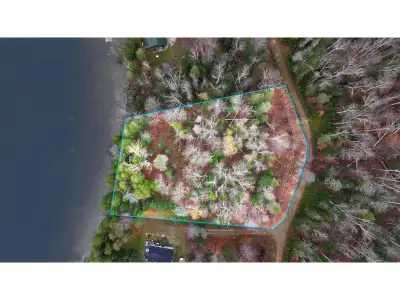Exclusive 19.5-acre estate directly on the shores of Lac Patterson ! Featuring 184 feet of waterfron...