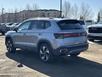 AMVIC Licensed Dealer * Heated Front Seats * Heated Steering Wheel * Rear Vision Camera * Wireless C... (image 5)