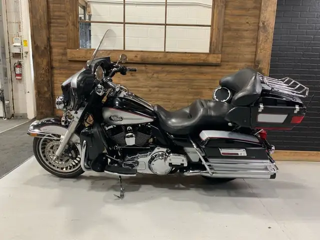 2010 Harley-Davidson Electra Glide Ultra Classic in Street, Cruisers & Choppers in Oshawa / Durham Region - Image 4