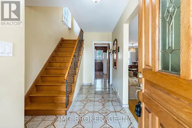 53 Foxrun Avenue Toronto (Downsview-Roding-Cfb), Ontario, photo 4 of 4