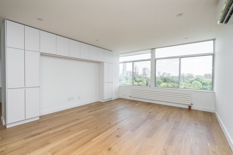 Renovated one bedroom plus den, Oxton and Oriole - ID 622 5