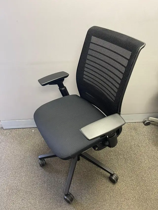 Steelcase Think V1  & V2 Chair | Excellent Condition | Call us! in Chairs & Recliners in Mississauga / Peel Region - Image 7