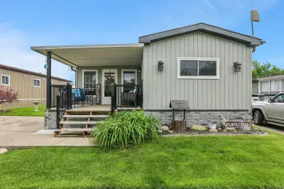 FOR SALE - ADULT LIFESTYLE LIVING AWAITS … 150-3033 Townline Road (150 Redwood Square) is a well-mai...