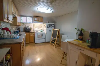 Welcome to this charming and conveniently located lower unit in the heart of St. Catharines. This we...