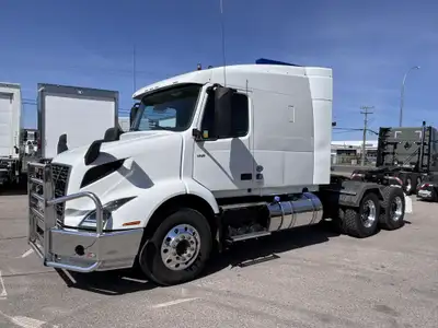 2020 VNR640 61in. MID ROOF SLEEPER - FULL-SERVICE LEASE RETURN JUST DETAILED/POLISHED, COMES WITH FR...