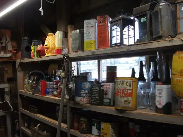 Vintage Oil Bottles and Cans in Arts & Collectibles in Belleville - Image 7