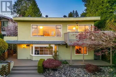 Sensational 3 bedroom family home with stunning City/Ocean View on a quiet cul-de-sac street walking...