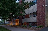 ALL UTILITIES INCLUDED BACHELOR APT STEPS TO DAL, SMU & IWK!!!