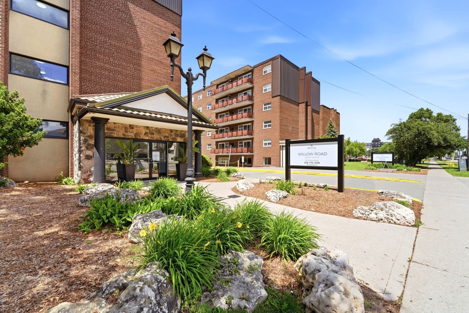85 & 89 Willow Road Apartments - 1 Bedroom, 1 Bath Apartment for 2