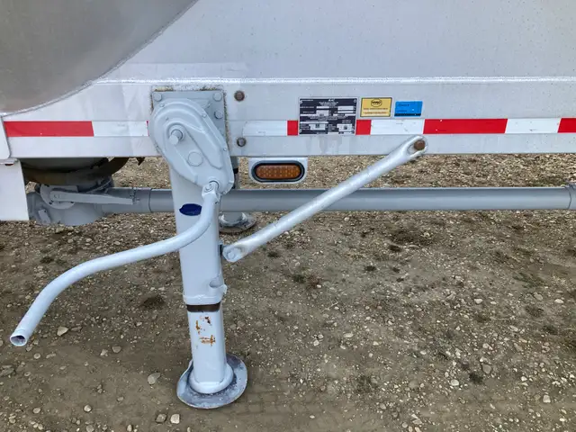 2011 MAC 1480 Cubic Ft Dry Bulk / Pneumatic Tank Trailer in Heavy Equipment in Delta/Surrey/Langley - Image 16