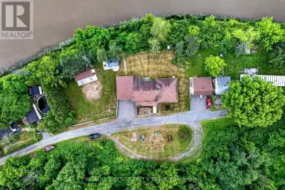 EXQUISITE WATERFRONT LIVING ON THE SOUTH NATION RIVER Experience luxury waterfront living at its fin...