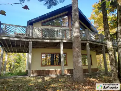 Accès à la rivière la lièvre. Magnifique maison située sur plus de 2 acres de terrain boisé dans les...