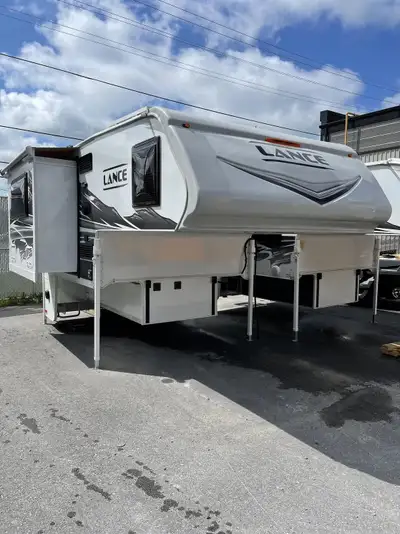 Lance 855s 2023 Clearance Sale!!!!! Si vous cherchez un peu plus d'espace dans un camping-car à lit...