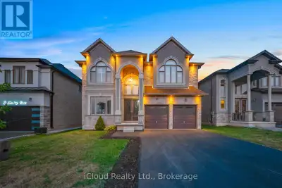 Welcome to 7 Riesling Court, an exceptional custom-built Zeina Homes residence set on anexclusive St...