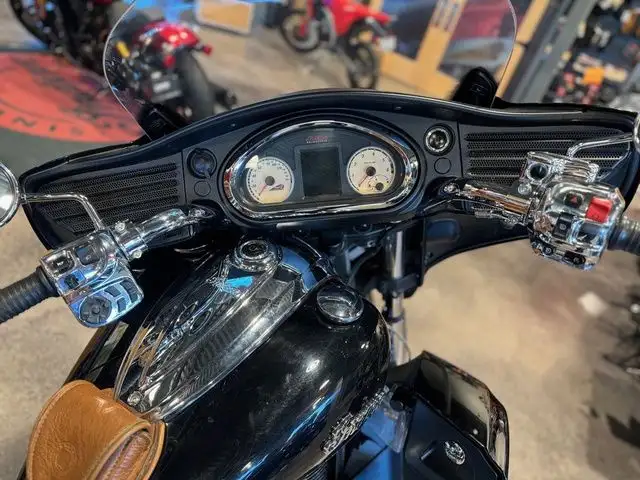 2015 Indian Roadmaster Thunder Black in Sport Touring in London - Image 6