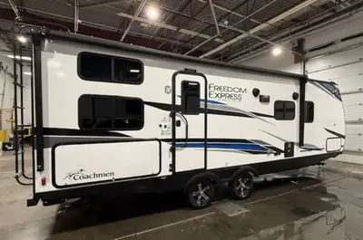 This recent trade in needs to be seen. The perfect mid sized trailer for families. 2 double wide bun...
