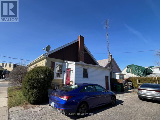 36 TRUEMAN STREET Brampton, Ontario in Houses for Sale in Mississauga / Peel Region - Image 3