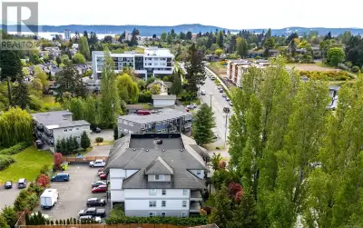 Bright & Unique Ground-Floor Condo – Vacant & Move-In Ready! This well-kept 2-bed, 1-bath condo offe...