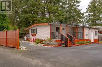 Welcome to this beautifully updated and meticulously cared-for double-wide home in the desirable Par...