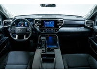 La Toyota Tundra SR5 2023 est une camionnette robuste et fiable, conçue pour répondre aux besoins le... (image 1)