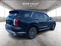 NAVIGATION, PARKING DISTANCE SENSORS, HEATED SEATS, SUNROOF, REMOTE STARTER Seeking an all-weather a... (image 2)