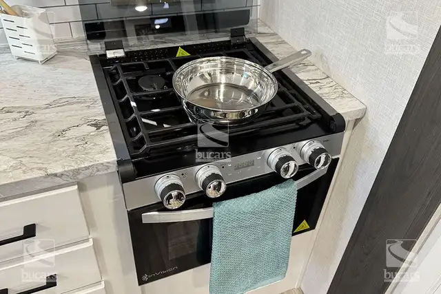 2025 VENTURE RV STRATUS 241VRK in Travel Trailers & Campers in Calgary - Image 17