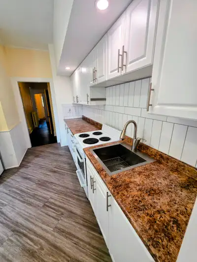 MID AUGUST/SEPTEMBER 1, MAIN FLOOR SPARKLING CLEAN, LARGE 2 BEDROOM, NEW HARDWOOD FLOORS & PREMIUM K...