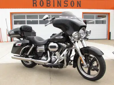 103 Motor, ABS Brakes - 4'' cobra exhaust - Loud and Clear Pioneer Speakers! This Sweet 2016 Dyna Sw...