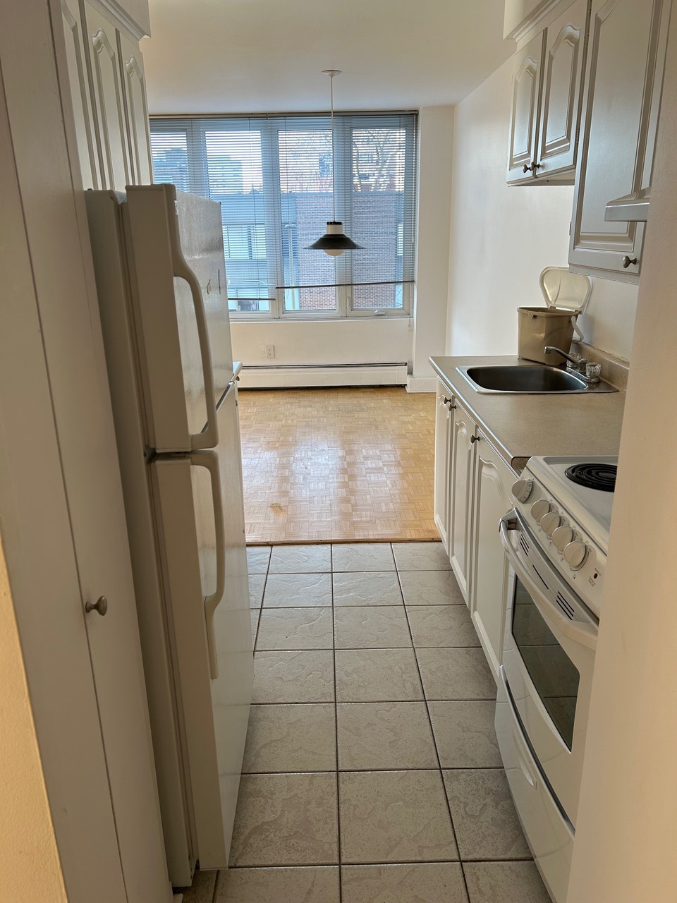 3 1/2 sur Redpath, Montreal, available right now 2