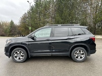 // ACCIDENT FREE!! // This 2023 Honda Passport TrailSport AWD is a rugged midsize SUV built for Cana... (image 9)