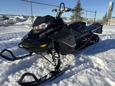 2018 Skidoo Summit SP 850 E-TEC 175x3 Electric Start. 3,045 KM's. Rear tank bag and rail stiffeners....