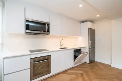 renovated one bedroom, Avenue and Oriole Parkway - ID 4025