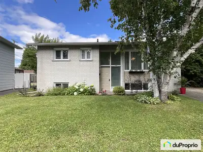 Magnifique maison unifamiliale rénovée, offrant 7 chambres, 2 salles de bain et un sous-sol entièrem...