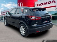 Experience the confident handling and versatile practicality of this 2023 Nissan Qashqai SV, boastin... (image 3)